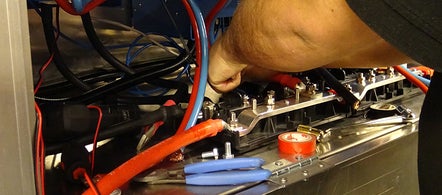 Asennuskaapeli ja -liitin